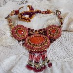 Plastron Jaspe Rouge brodé avec des pierres semi-précieuses le Jaspe Rouge avec des Cristaux de Swarovski, des perles cloisonnées, des Muranos et des rocailles